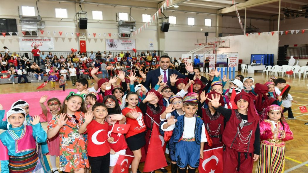 ilide ocuklar in Elence Dolu Bayram enlii