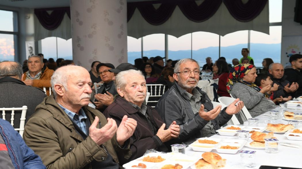 �i�li�de G�n�ller Ayn� Sofrada Bulu�tu