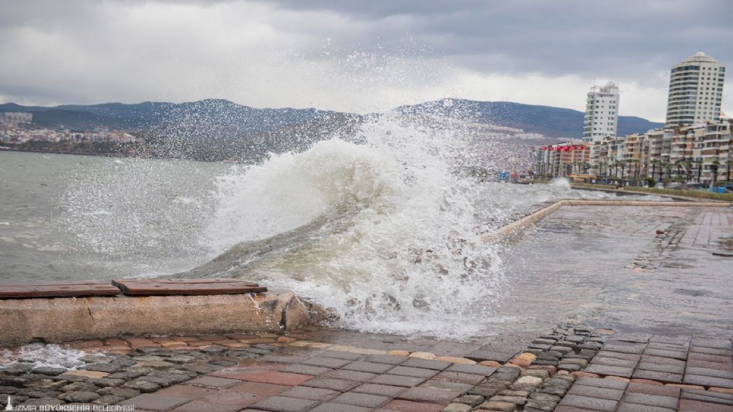 Başkan Soyer, deniz kabarmasının tsunami etkisi yarattığı Kordonda