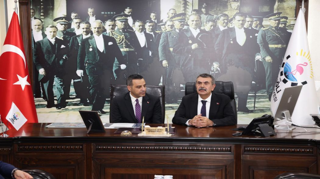 Milli E�itim Bakan� Yusuf Tekin, �i�li Belediye Ba�kan� Onur Emrah Y�ld�z�� ziyaret etti.